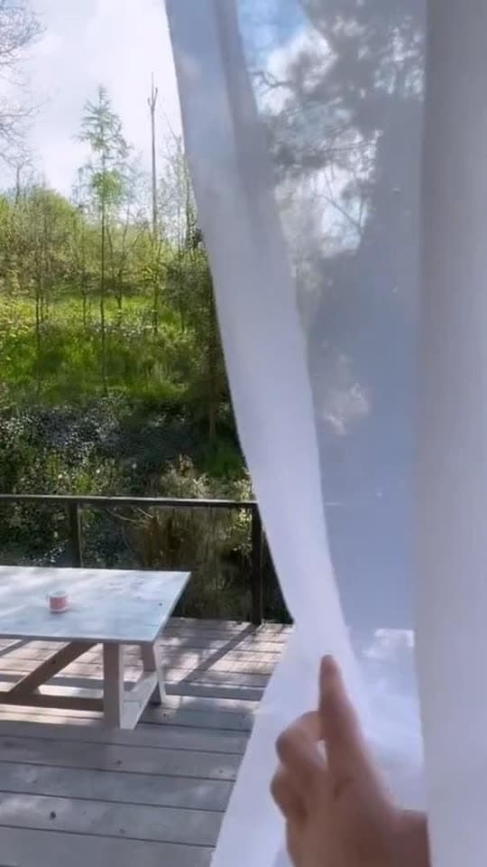 Pohled z okna přes záclonu