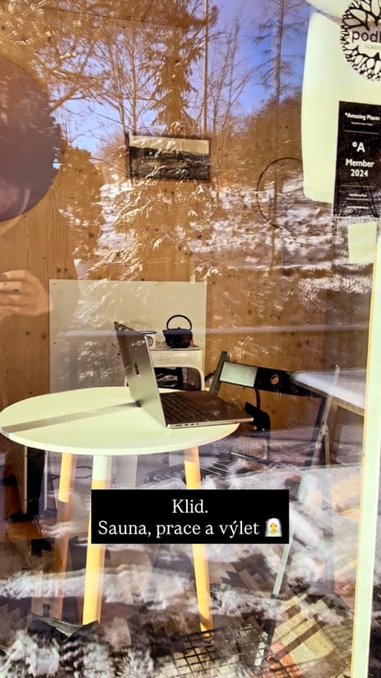 Práce na notebooku v domku